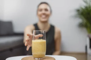 a young woman drinks a vegetable and fruit smoothi 2025 01 29 04 35 00 utc